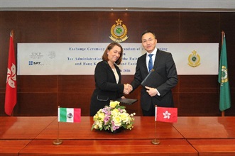 The Commissioner of Customs and Excise, Mr Roy Tang (right), and the Consul-General of Mexico in Hong Kong and Macao, Mrs Alicia Buenrostro Massieu, exchanged the Memorandum of Understanding regarding Co-operation and Mutual Administrative Assistance at a ceremony today (March 31).