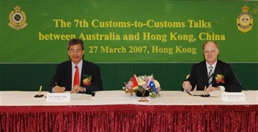 图示香港海关关长汤显明和澳洲海关总行政主任Michael Carmody（右）签订联合公告。