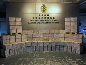 香港海關人員八月十四日在一貨櫃內檢獲九百萬支未完稅香煙，價值約二千二百五十萬元。
