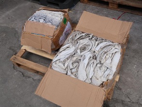 香港海关九月十七日在落马洲管制站破获一宗走私案件，检获一百四十八块怀疑属濒危物种蛇皮，估计市值约七十四万。图示检获的怀疑走私属濒危物种蛇皮。