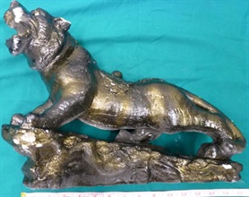 The Customs and Excise Department yesterday (September 28) seized a cocaine sculpture at Hong Kong International Airport. (Photo 1)