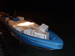 海關聯同水警昨日（九月二十四日）在一個反走私行動中檢獲１，１７０公斤象拔蚌及一艘大馬力快艇。