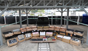 Hong Kong Customs and the Marine Police yesterday (December 22) mounted a joint anti-smuggling operation and detected a suspected speedboat-related smuggling case in Sai Kung. A batch of suspected smuggled goods, including electronic goods, cosmetics and apparels, with an estimated value of about $10 million was seized. Photo shows the suspected smuggled goods seized and the detained seven-seater vehicle.