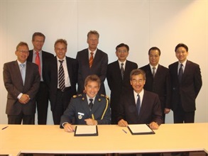 香港海关关长汤显明（前排右）和荷兰海关关长Mr Willy Rovers（前排左）昨日（六月二十日）在荷兰海牙签订两地海关「技术性合作安排」。