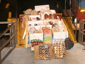海关人员昨日（七月四日）在文锦渡管制站从一辆入境货车检获约80公斤走私熟肉类、内脏和火锅配料，总值约1, 400元。