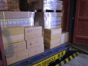 香港海关昨日（十月二十二日）在一辆出境货柜车内发现一批走私货物。