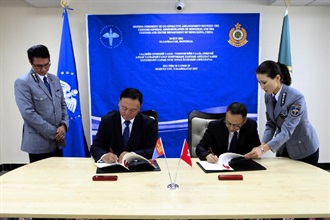 香港海关关长张云正（右）和蒙古国海关总局局长策万扎布‧德吉签署《互助合作安排》，承诺加强合作打击跨境海关罪行。