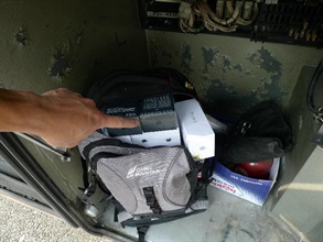 该批走私智能手机藏于旅游巴士电池格的一个背包内。