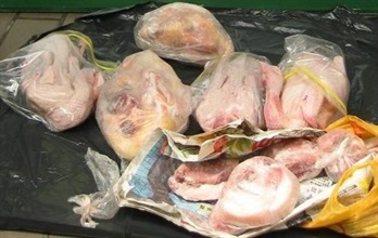 Customs and Excise Department conducted a joint operation with the Food and Environmental Hygiene Department at Lo Wu Control Point today (Aug 28) to suppress illegal importation of fresh meat and poultry by arriving passengers from Shenzhen. During the operation, the officers seized from six arriving passengers a total of 20.2 kg fresh pork, 19.8 kg fresh chicken, 1.7 kg fresh pigeon, and 5.2 kg fresh duck, worth about $3,000.