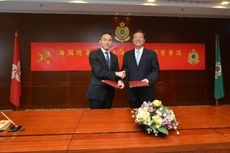 Hong Kong Customs and the General Administration of Customs today (May 24) signed a Decision to revise the Mutual Recognition Arrangement on Authorized Economic Operator Programmes of the Mainland and Hong Kong. Photo shows the Commissioner of Customs and Excise, Mr Roy Tang (left), exchanging documents with the Minister of the General Administration of Customs, Mr Yu Guangzhou (right), after signing the Decision.