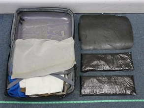 香港海关五月二十八日在香港国际机场检获约三点二公斤怀疑可卡因毒品。图示藏于手提行李箱暗格内的怀疑可卡因毒品。