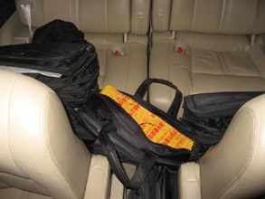 香港海关在一辆入境私家车的中及后排乘客座椅地下位置发现共11个尼龙手提包，内藏33块未列于舱单的银砖。