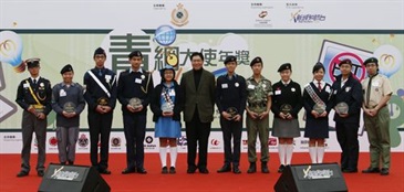 商务及经济发展局局长马时亨（左六）在颁发奖座予十一名表现出色的「青网大使」后与他们合照。