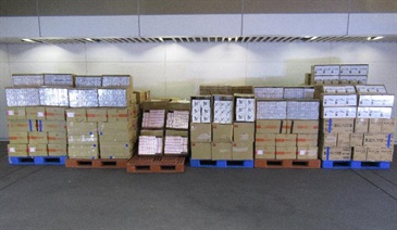 香港海关过去两周在落马洲管制站接连侦破共四十二宗怀疑没有根据及按照有效进口许可证进口药物的案件，检获共一千八百四十箱涉案药物。连同九月三十日公布的案件，截至十月六日海关共检获市值约一千七百八十万元的怀疑非法进口药物，以货值计已超过去年全年检获的一千五百五十万元。连串案件中，共二十人被捕。图示部分检获的怀疑非法进口药物。