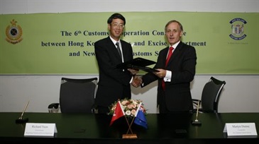 香港海關關長袁銘輝（左）和新西蘭海關關長Martyn Dunne在香港舉行的會議上，交換所簽訂的聯合公告，加強兩地海關合作。