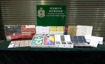 香港海关昨日（十月二十八日）在深圳湾管制站检获一批怀疑走私智能电子产品及约一万九千支怀疑私烟，估计市值约二百一十万元。图示部分检获的怀疑走私物品。