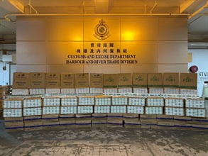 香港海关十二月三日在葵青货柜码头检获约一千万支怀疑私烟，估计市值约二千七百万元，应课税值约一千九百万元。图示检获的怀疑私烟。