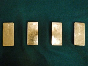 香港海关昨日（十一月五日）在文锦渡管制站检获四块怀疑走私黄金，共重约四公斤，估计市值约二百万元。图示检获的怀疑走私黄金。