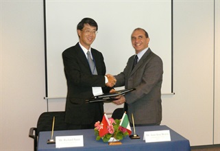 香港海关关长袁铭辉（左）和墨西哥海关关长Juan Jose Bravo Moise（右）于六月二十五日在比利时布鲁塞尔签订两地海关合作安排后合照。