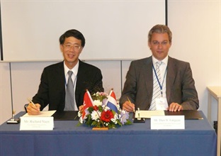 香港海关关长袁铭辉（左）和荷兰海关关长Theo W. Langejan（右）于六月二十七日在比利时布鲁塞尔签订两地海关相互行政协助备忘录。