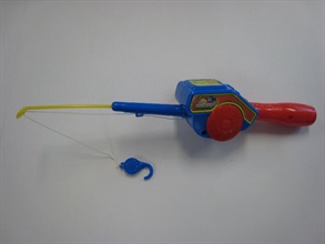 玩具釣竿上的釣鉤內藏磁石，容易被扯落。