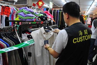香港海關昨日(10月28日)突擊搜查6間位於九龍城獅子石道的成衣商鋪，檢獲約值140萬元的冒牌衣服。