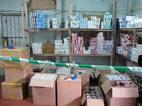 香港海关今日在新田捣破一个庞大私烟电话订购集团的贮存仓库，检获约一百三十万支私烟。