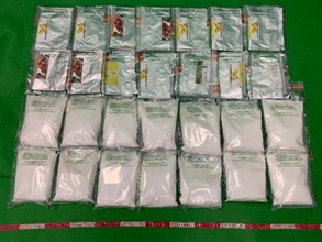 香港海关十二月九日在香港国际机场检获约七公斤怀疑海洛英，估计市值约一千万元。图示检获的怀疑海洛英及用作收藏毒品的饮品冲剂包装。
