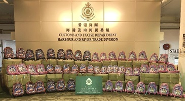 Hong Kong Customs conducted a three-week joint operation with the Mainland and Macao Customs from November 23 to yesterday (December 13) to combat cross-boundary counterfeiting activities among the three places and with goods destined for overseas countries. During the operation, Hong Kong Customs seized about 18 000 items of suspected counterfeit goods with an estimated market value of about $2.3 million. Photo shows some of the suspected counterfeit backpacks seized.