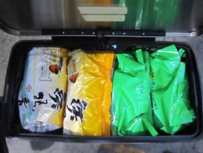 海关昨日（三月二十一日）在香港国际机场超级一号货站一批出口货物内搜获160公斤走私烟草。该批走私烟草以茶叶袋包装，藏于十个不锈钢废纸箱中。
