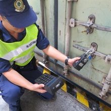 Through the use of electronic locks and Global Positioning System devices, the Single E-Lock Scheme ensures that the postal items passing through Hong Kong are not tampered with throughout the transportation process, so that repeated inspection on the same batch of postal items by both Hong Kong and Guangdong Customs can be minimised, thereby simplifying the clearance process.