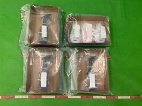 香港海关昨日（十二月二十四日）在香港国际机场检获约一点八公斤怀疑液态可卡因，估计市值约三百二十万元。图示检获的怀疑液态可卡因。