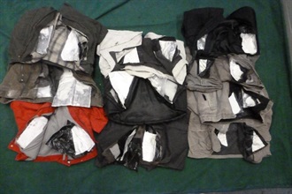 海关人员昨日（三月八日）在机场检获六公斤藏于十件外衣内层的可卡因。