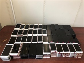 Hong Kong Customs today (January 15) seized 488 suspected smuggled smartphones with an estimated market value of about $1.6 million at Lok Ma Chau Control Point.