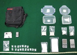 香港海关昨日（七月五日）在屯门检获约111克怀疑霹雳可卡因。图示检获的怀疑霹雳可卡因及怀疑毒品包装工具。