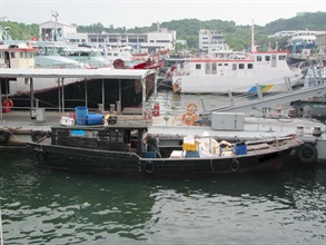 香港海关今日上午（七月六日）于流浮山对开海面一艘渔船检获三百部二手智能电话。图示涉及怀疑走私案件的渔船。
