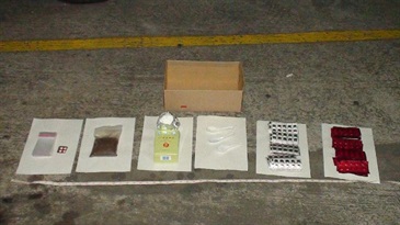 海關人員檢獲的「五仔」毒品及包裝工具。