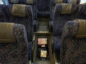 香港海關昨日（一月二十二日）在落馬洲管制站一輛出境旅遊巴士的車廂地台下檢獲約二十五公斤懷疑走私燕窩，估計市值約八十五萬元。