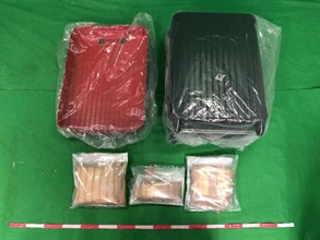 香港海关昨日（二月九日）在香港国际机场检获约四点六公斤怀疑可卡因，估计市值约五百五十万元。
