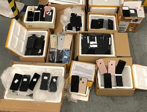 香港海關二月十二日在青衣檢獲七百多件懷疑冒牌貨物，當中包括五百多部手提電話及一百部便攜式多媒體播放器，估計市值約七十萬元。圖示部分檢獲的懷疑冒牌手提電話。