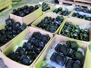 海關前日（五月十六日）在香港西面海域執行反走私行動，在內河船上三個報稱載有「塑料粒」的貨櫃內，檢獲大批未列艙單物品。圖為檢獲的部分相機及鏡頭。