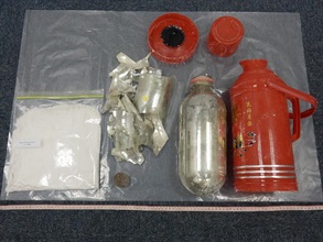 香港海关八月六日在香港国际机场空邮中心从一件空运邮件中的一个保温瓶的隔热层内发现约四百二十克怀疑可卡因毒品。