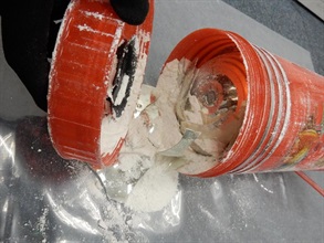 香港海关八月六日在香港国际机场空邮中心从一件空运邮件中的一个保温瓶的隔热层内发现约四百二十克怀疑可卡因毒品。
