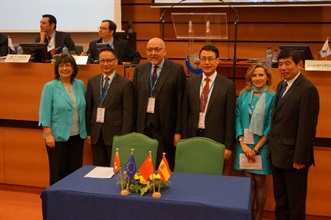 海关关长张云正（左二）、中国海关总署副署长孙毅彪（左四）及欧盟委员会代表Heniz Zourek（左三）在函件颁赠仪式上合照。