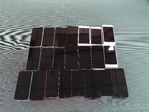 Hong Kong Customs yesterday (April 8) seized 109 suspected smuggled smartphones on board an outgoing private vehicle at Shenzhen Bay Control Point with an estimated market value of about $580,000.