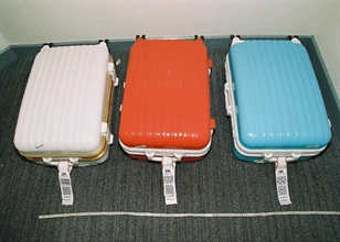 香港海关昨日（七月二十八日）在香港国际机场拘捕两名离境旅客，检获共十四点五公斤冰毒。图示三个用作收藏毒品的行李箱。