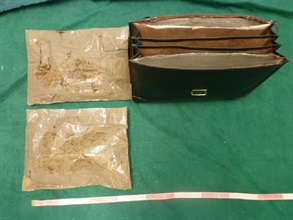 香港海关于昨天（七月二十五日）侦破三宗贩毒案件。 图示藏于手提包的两个夹层中被检获的海洛英。