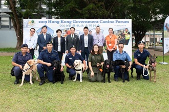 香港海关今日（五月十五日）在香港海关学院举办「香港执法犬研讨会」，参与研讨会的部门包括有执法犬协助日常行动的香港警务处、惩教署、消防处及渔农自然护理署。爱护动物协会代表亦有参加。
