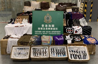 香港海关昨日（五月三十日）在青衣检获约三千五百件怀疑冒牌货物，当中包括手表、球鞋、衣物及手袋，估计市值约六十万元。图示部分检获的怀疑冒牌货物。