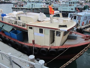 香港海关及水警今日（五月三十一日）进行反走私行动，在沙洲水域侦破一宗涉嫌利用渔船走私案件，检获一批怀疑走私食物及活鱼，估计市值约一百万元。图示该艘涉案渔船。